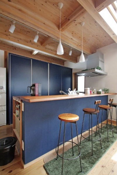 空間のアクセントカラーにもなっているブルーで統一した奥様こだわりのキッチン。