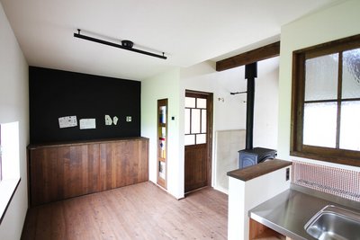 ダイニングには黒板も設置して、日常のメモをペタペタ…