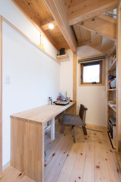 階段下のデッドスペースは、ご主人さまの書斎スペースとして有効活用。