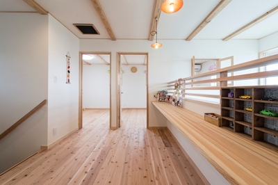 2階のフリースペース。カウンターテーブルは奥様がミシンを使う時や子供さんたちに絵本を読む時に最適。 2階のフリースペース。カウンターテーブルは奥様がミシンを使う時や子供さんたちに絵本を読む時に最適。
