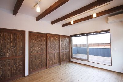 引戸を閉め切ると、木目が彩る空間に。
