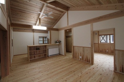 広々としたリビングダイニング　蓄熱暖房(５ｷﾛ)を一つで家中暖か