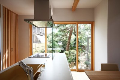 以前からあった庭を見れるようにと設計したキッチン・ダイニング。 以前からあった庭を見れるようにと設計したキッチン・ダイニング。