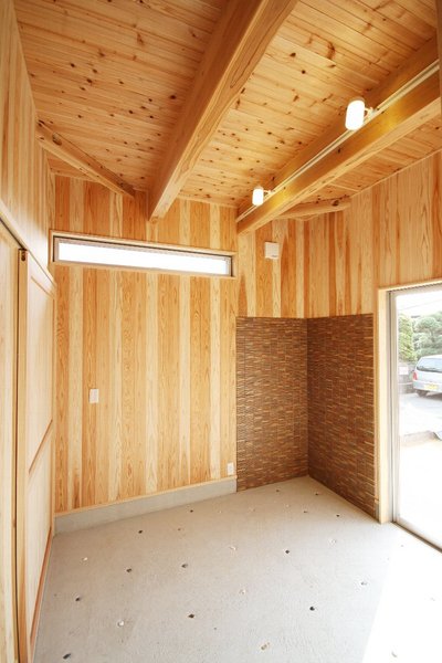 杉材を壁、天井に貼り、匂いも吸収してくれる快適な囲炉裏部屋