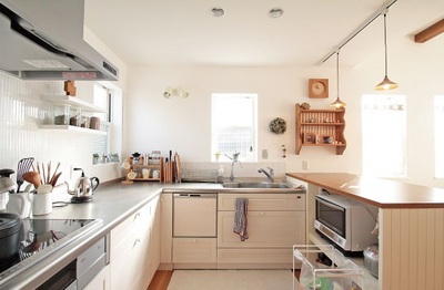 車から勝手口を通って直接行けるキッチンは、奥様のセンスが光る。