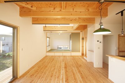天井、梁、床とふんだんに無垢材を使った室内