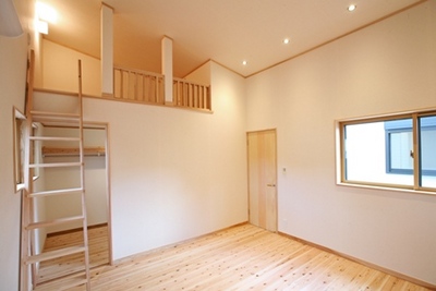主寝室には納戸と勾配天井を利用したロフトを設置。