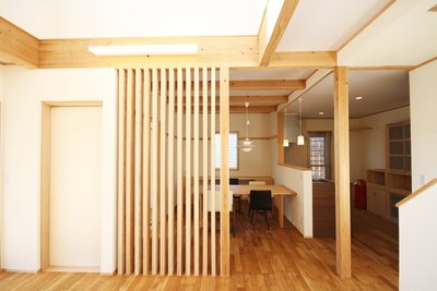 ダイニングとリビングは格子戸を設置し、ほどよくゾーニング