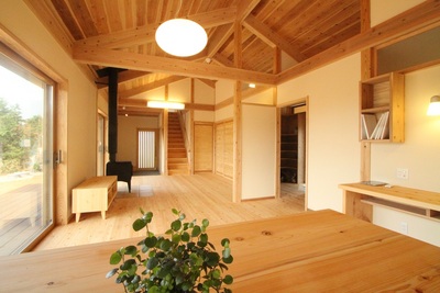 キッチンから玄関を見た景色