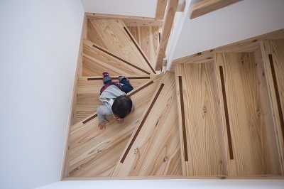 杉で作った階段は滑り止めに木の色を変えてデザイン。安全性を兼ね備えた階段。 杉で作った階段は滑り止めに木の色を変えてデザイン。安全性を兼ね備えた階段。