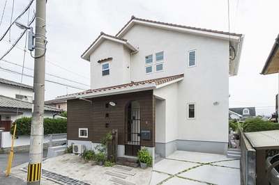 今回はやや落ち着きのある外観です。白い塗壁と落ち着きのある自然素材の板張り。正面のアイアンゲートはオリジナルデザインで我が家流です。 今回はやや落ち着きのある外観です。白い塗壁と落ち着きのある自然素材の板張り。正面のアイアンゲートはオリジナルデザインで我が家流です。
