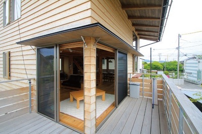 室内と外をゆるやかに繋ぐ、ちょっと広めのデッキスペース。 室内と外をゆるやかに繋ぐ、ちょっと広めのデッキスペース。