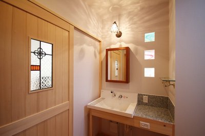 洗面コーナー。ガラスブロックは和室と繋がっており、和室からの光がここに降り注ぎます。 洗面コーナー。ガラスブロックは和室と繋がっており、和室からの光がここに降り注ぎます。