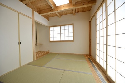 和室の壁紙と障子には和紙を使用。天井の梁は小国杉。