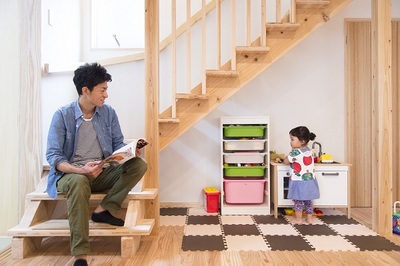 圧迫感がないように階段はスケルトン仕様に。当初は収納スペースにするつもりだった階段下の空間が今は子供部屋代わり。