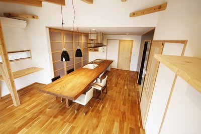 キッチン後ろのパントリーに冷蔵庫、食器棚は収納し、キッチンまわりはスッキリと♪