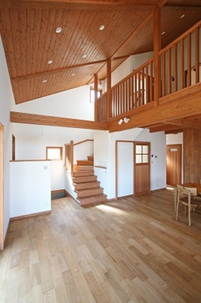 木目の美しさ、強度、重厚感のあるナラの床材を使用。