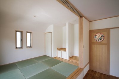 親世帯に設けた小上り和室。天井の一部をRで仕上げ、柔らかい雰囲気に仕上がりました。 親世帯に設けた小上り和室。天井の一部をRで仕上げ、柔らかい雰囲気に仕上がりました。