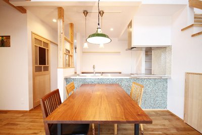 キッチン周りは、ガラスモザイクのタイル貼りで仕上げています。 キッチン周りは、ガラスモザイクのタイル貼りで仕上げています。