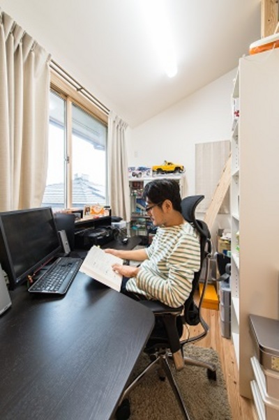 ご主人さまの書斎は趣味のプラモデルなどを収納できるロフトもあり、晴れた日は遠くに海が見える羨ましい空間。