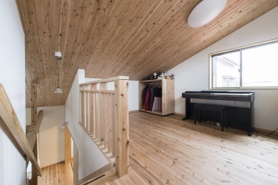 階段を登ると屋根裏風な娘さんの部屋。