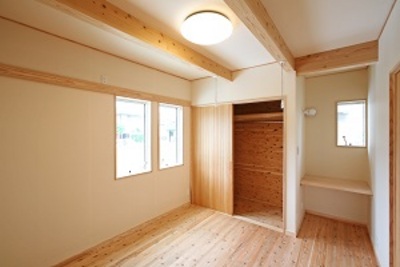 小さなパソコンスペースをつくりました。背面には造作の本棚もあります。