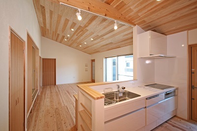 お子さんの様子も見渡せる対面式キッチン。キッチンカウンターを造作し、簡単に食事ができるスペースも確保。 お子さんの様子も見渡せる対面式キッチン。キッチンカウンターを造作し、簡単に食事ができるスペースも確保。