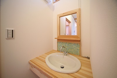 大工さん造作の洗面。爽やかなグリーンのモザイクタイルを施しました。