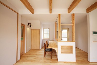 十分な広さを確保したカウンターを造作し、ダイニングテーブルは置かないスタイル