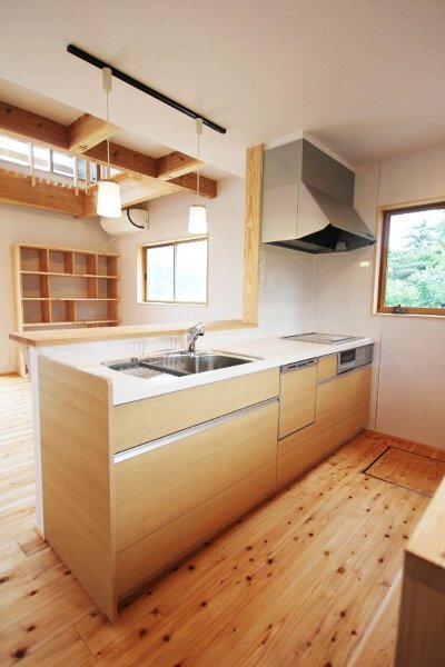 キッチンは窓の外に緑も眺められる心地よい空間