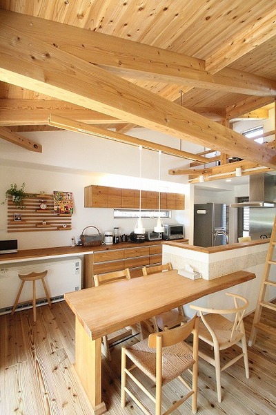 キッチンに横並びでダイニングテーブルを置くと、料理のセッティングや後片付けがとっても便利。ご主人が工場で選んだ台湾ヒノキのテーブルがこの空間の主役となっている。