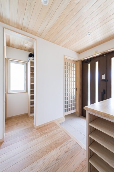 下足入れとシューズインクローク付きの広い玄関。趣味の物置としても利用可能。