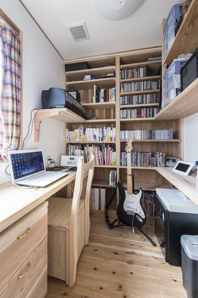 2階書斎は、趣味のスペースに利用できるよう本棚、机、引き出し、椅子に至るまですべて大工の手づくり。