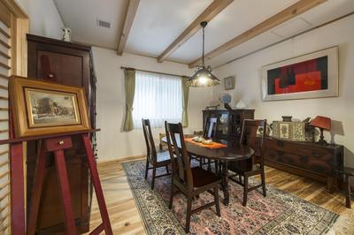 ペンダントライトとアンティーク調の家具が相まって和モダンな印象の空間に。