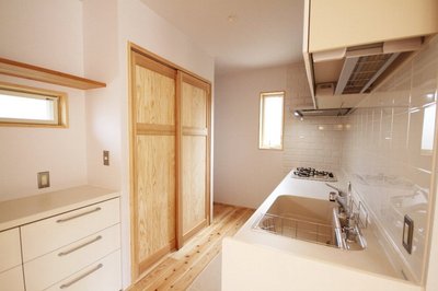 キッチン背面にはパントリーを造作し、キッチン廻りがあっという間に片付きます