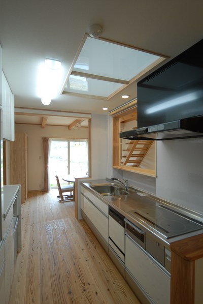 キッチンからは、リビング、ダイニング、ロフトに繋がる階段も見渡せます。