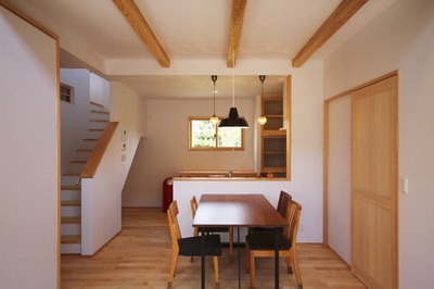 ダイニング横にはクローゼットを設け、家族みんなで使え、オープンなLDKを支えます ダイニング横にはクローゼットを設け、家族みんなで使え、オープンなLDKを支えます