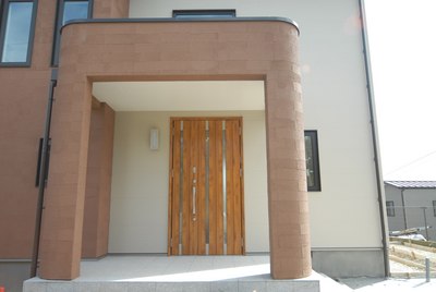 サイディングと塗り壁のコントラストがきれいな外壁。