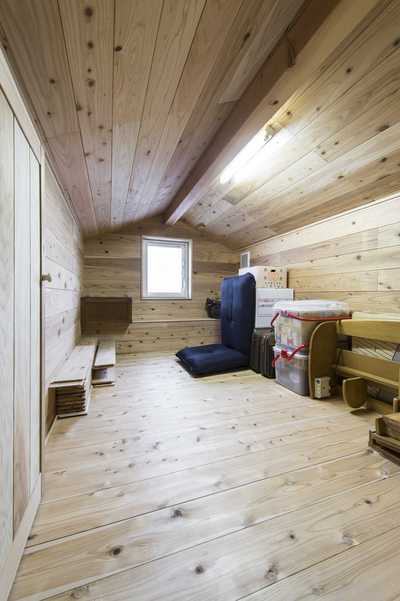 無垢杉板で仕上げた小屋裏収納スペース。