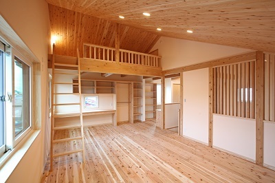 2Ｆの子供部屋は階段を上がってすぐにオープンな空間。広々したスペースは子供たちの最高の遊び場。