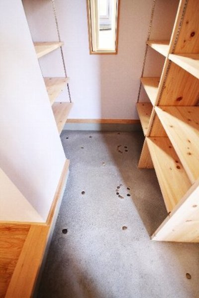 玄関土間に埋められた石はかわいいスマイル模様に♪