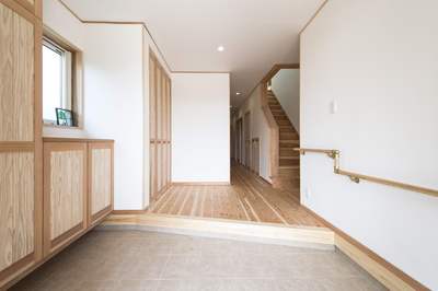 横幅がたっぷりある玄関。