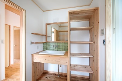 洗面も造作。可愛いグリーンのタイルがアクセント