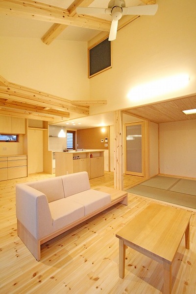 勾配天井により実際の面積以上の広がり空間をつくりだしています。