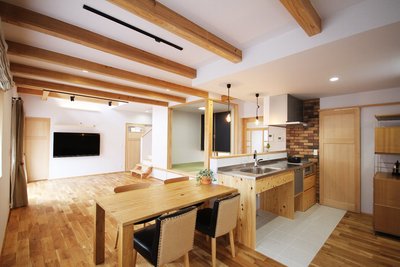 ダイニングテーブルの高さに合わせてキッチンカウンターの高さを設定。一体感のあるデザインが印象的です。