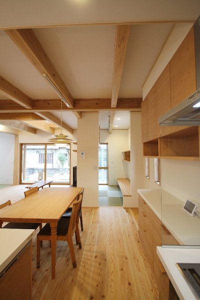 テレビ裏にはスタディルーム。キッチンに立ちながら、子供の様子を見守ることができます。 テレビ裏にはスタディルーム。キッチンに立ちながら、子供の様子を見守ることができます。