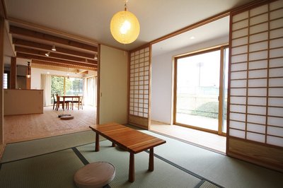 和室には広い縁側を設けて洗濯物干しスペースとしても使えるように、ホスクリーンも設置。