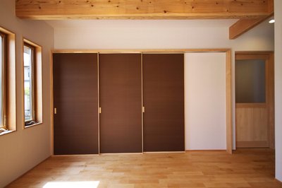 和室はブラウンの引き戸で個室にもできます。