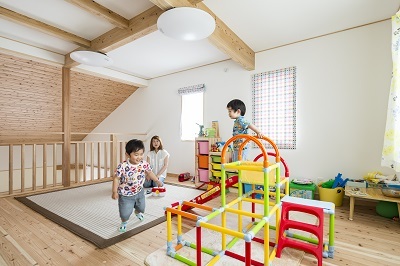 カラフルで散らかりやすい子供の遊び道具は2Fのフリースペースに全て収納。雨の日ものびのびと遊べる空間に。将来は2部屋に間仕切り可能。 カラフルで散らかりやすい子供の遊び道具は2Fのフリースペースに全て収納。雨の日ものびのびと遊べる空間に。将来は2部屋に間仕切り可能。