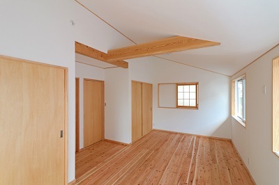 子供部屋は将来2部屋にセパレートできるように設計しています。勾配天井なのでより広く感じられます。 子供部屋は将来2部屋にセパレートできるように設計しています。勾配天井なのでより広く感じられます。